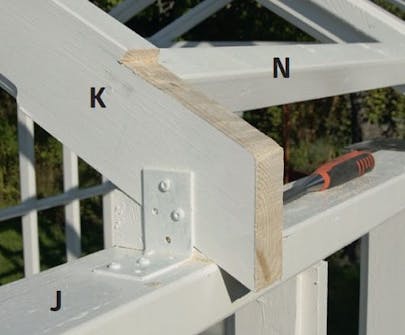 Sperrene skjæres til på orangeri Nederst skjæres sperrene til på orangeri